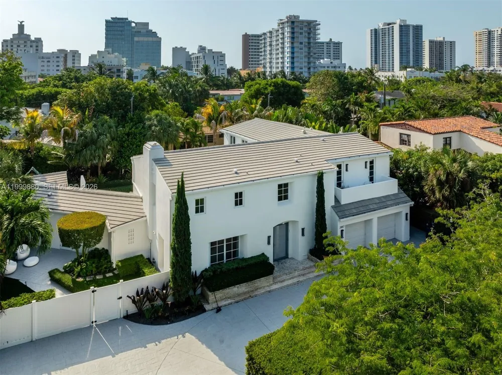 2887 Pine Tree Dr Miami Beach, FL 33140