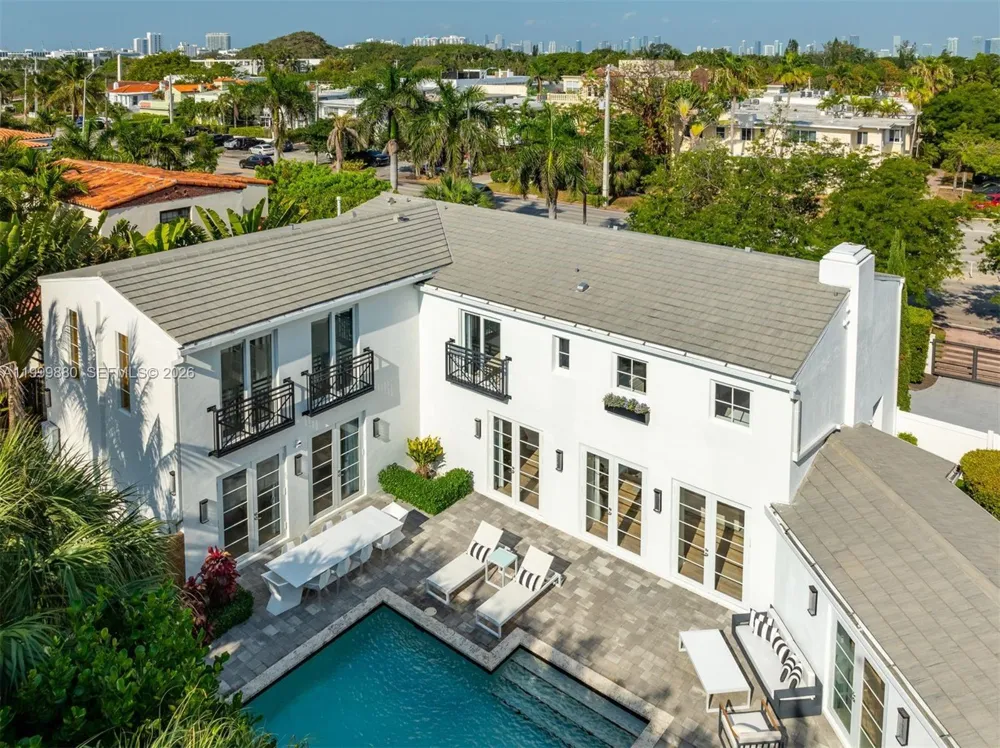 2887 Pine Tree Dr Miami Beach, FL 33140