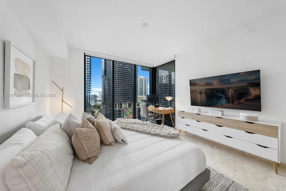 88 SW 7th St #1401 Miami, FL 33130