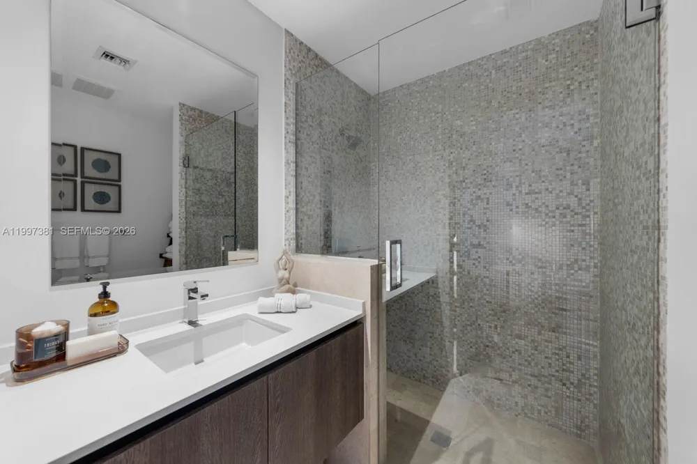 88 SW 7th St #1401 Miami, FL 33130