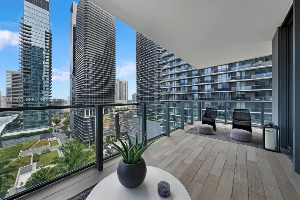 88 SW 7th St #1401 Miami, FL 33130