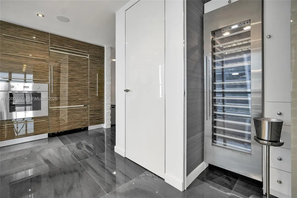 1100 Biscayne Blvd #6001 Miami, FL 33132