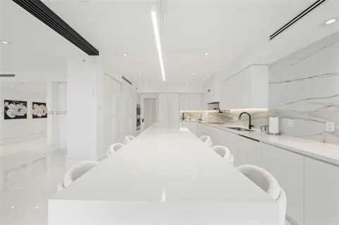 9999 Collins Ave #11J