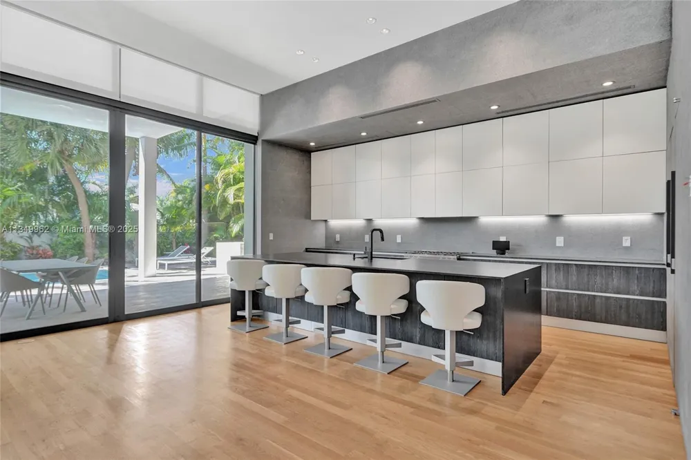 Address Not Shown Golden Beach, FL 33160
