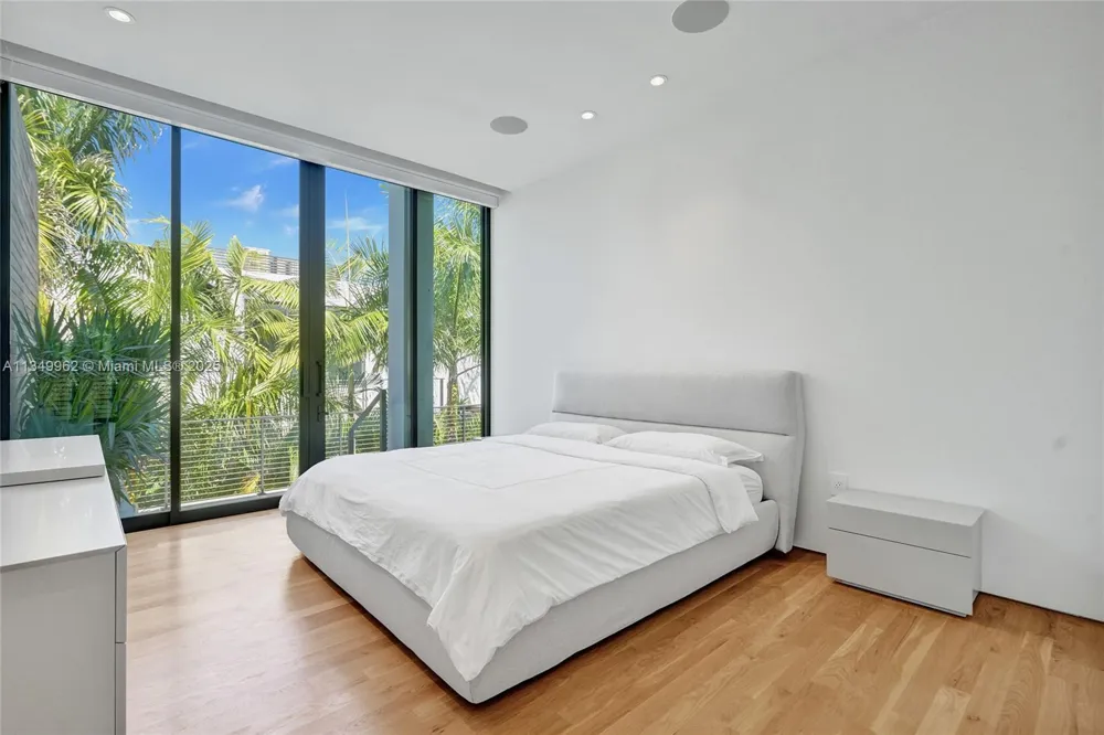 Address Not Shown Golden Beach, FL 33160