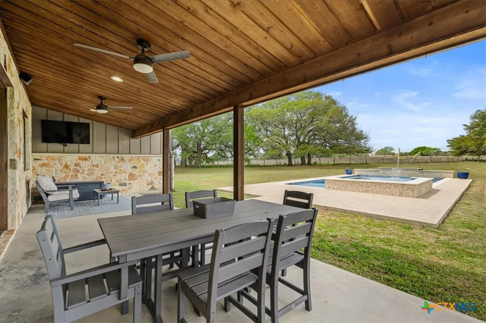 98 County Road 957b Schulenburg, TX 78956