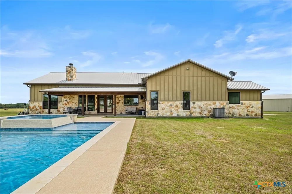 98 County Road 957b Schulenburg, TX 78956