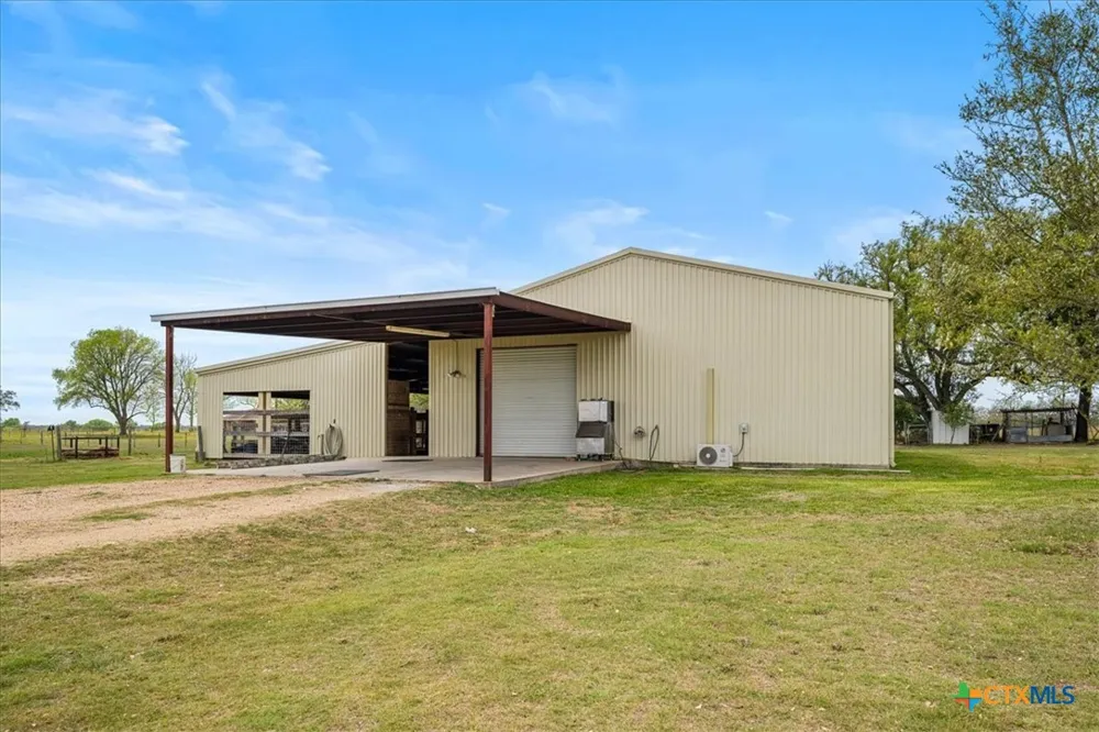 98 County Road 957b Schulenburg, TX 78956