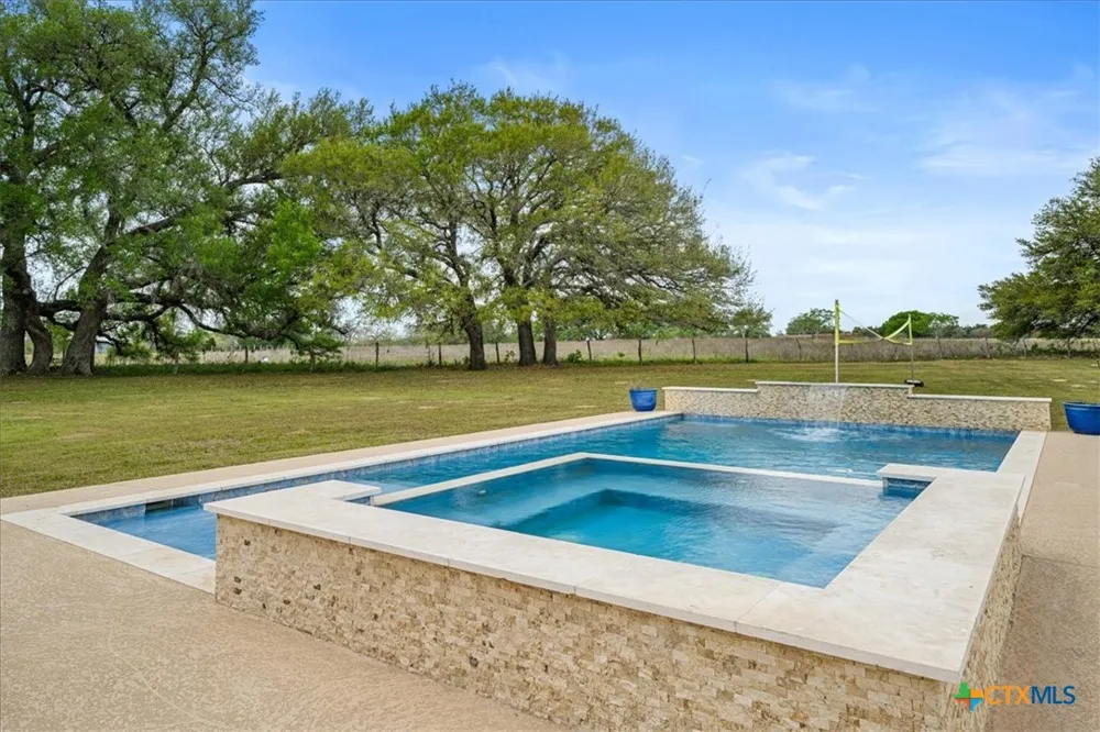 98 County Road 957b Schulenburg, TX 78956