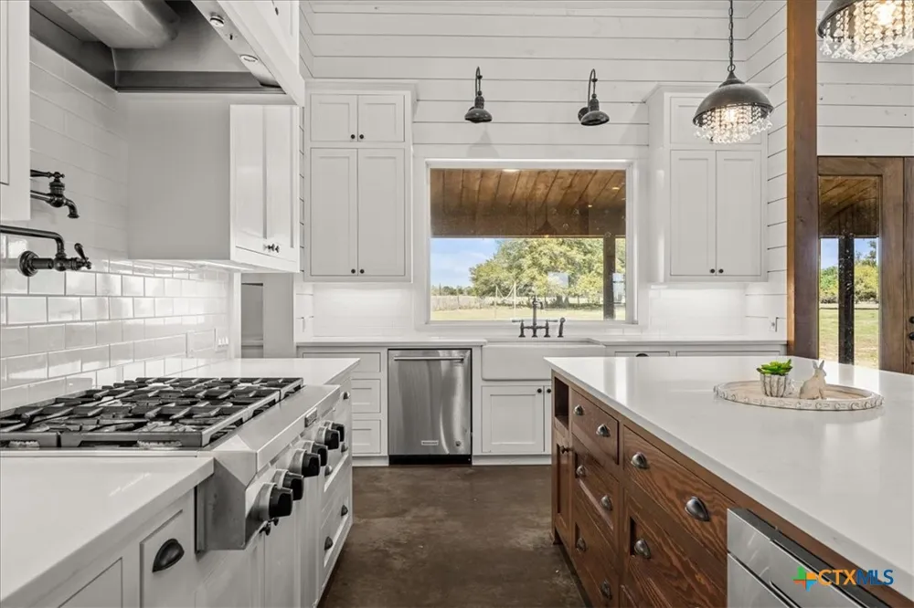 98 County Road 957b Schulenburg, TX 78956