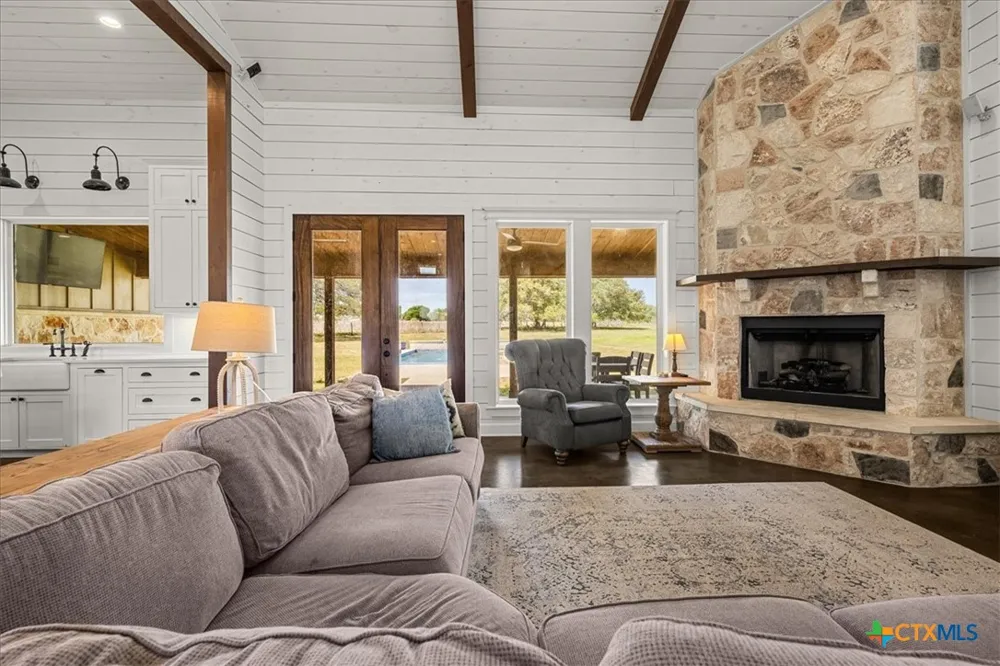 98 County Road 957b Schulenburg, TX 78956