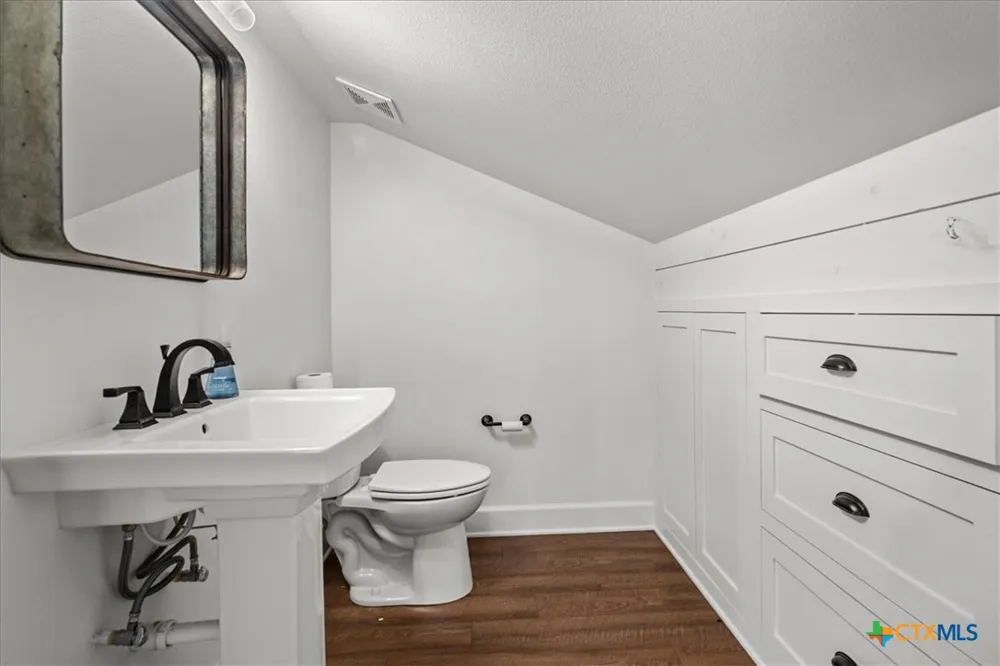 98 County Road 957b Schulenburg, TX 78956
