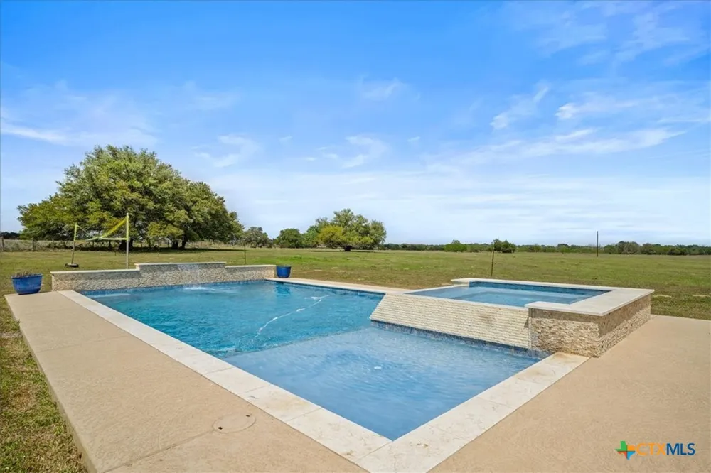 98 County Road 957b Schulenburg, TX 78956