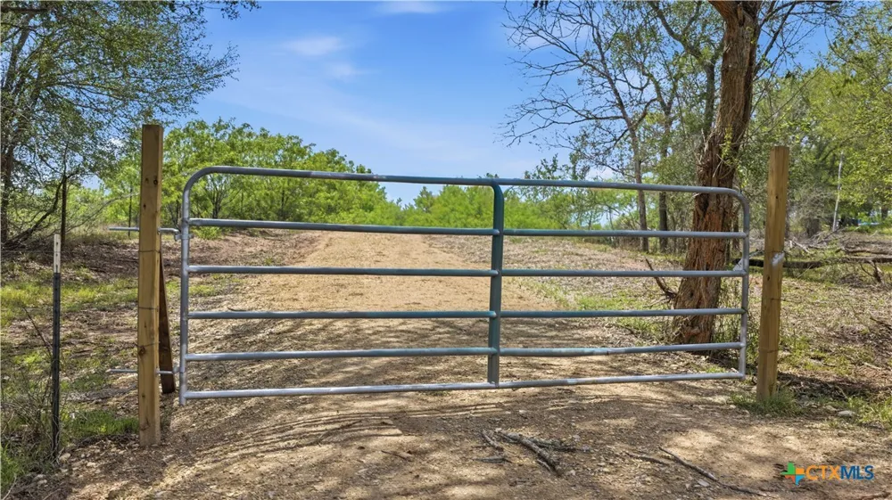 950 Highsmith Road Luling, TX 78648