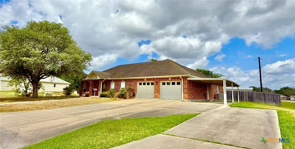 415 S Trinity Street Edna, TX 77957