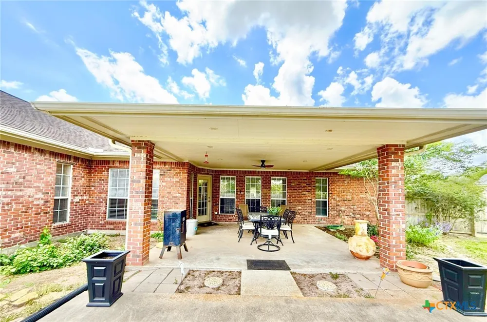 415 S Trinity Street Edna, TX 77957