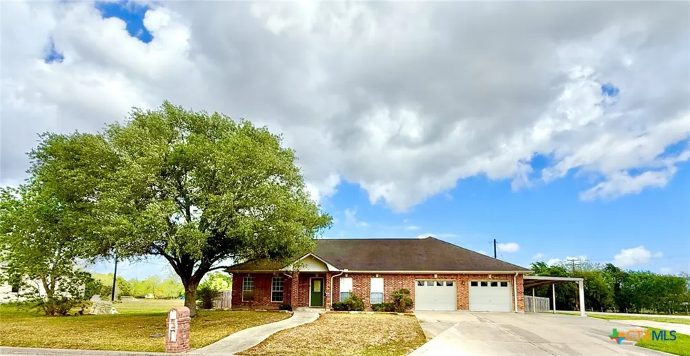 415 S Trinity Street Edna, TX 77957