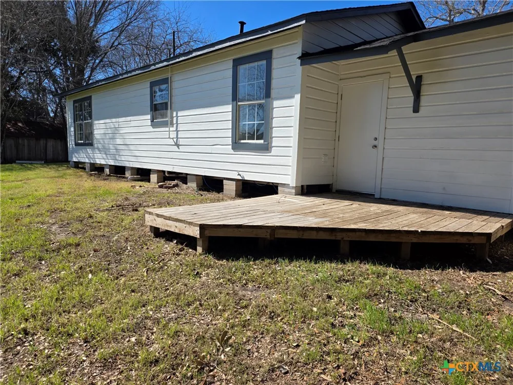 116 E 14th Street Shiner, TX 77984