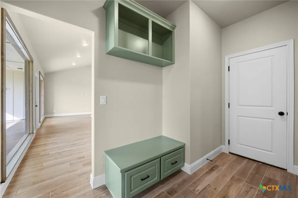 107 PR 711 Lott, TX 76656