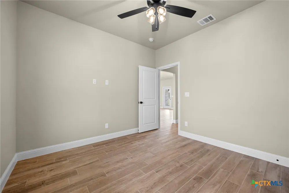 107 PR 711 Lott, TX 76656