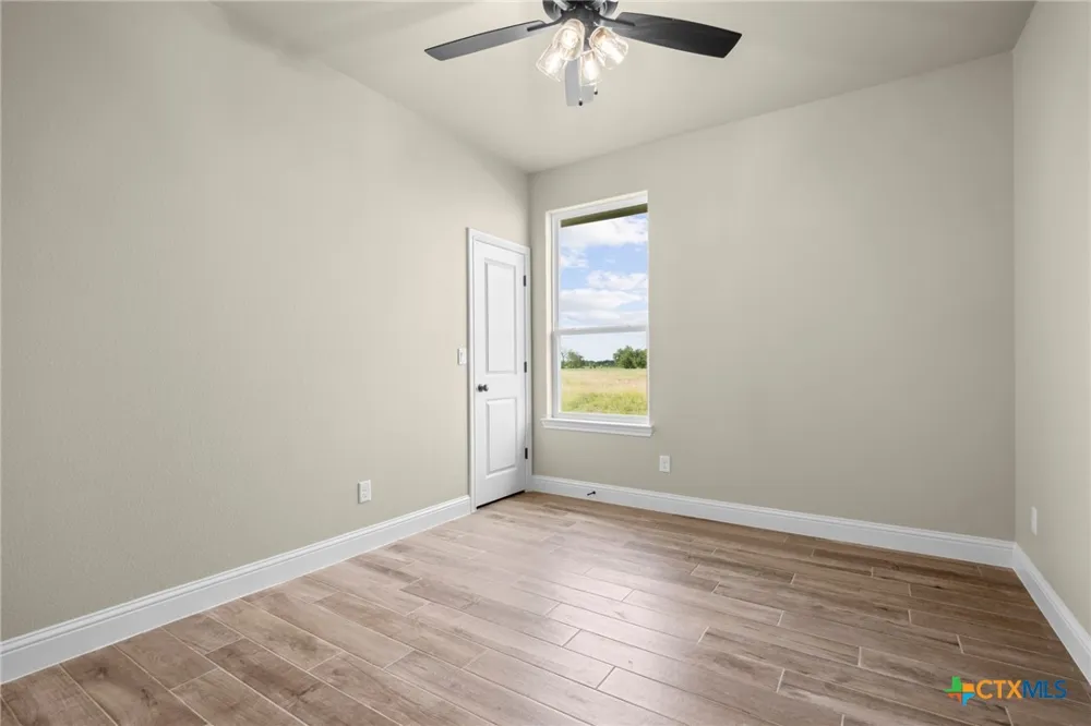 107 PR 711 Lott, TX 76656