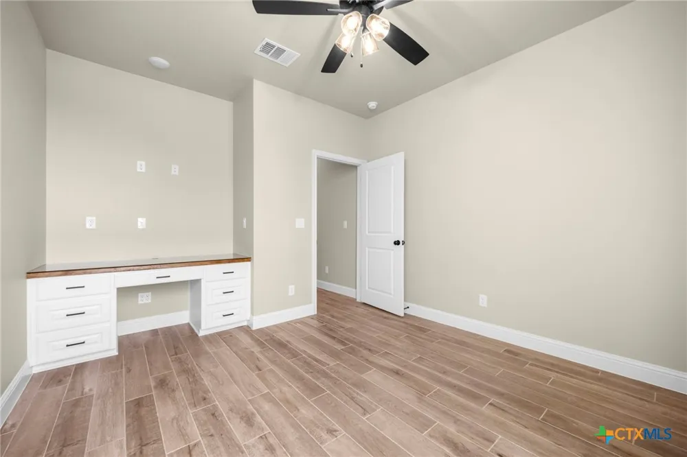 107 PR 711 Lott, TX 76656
