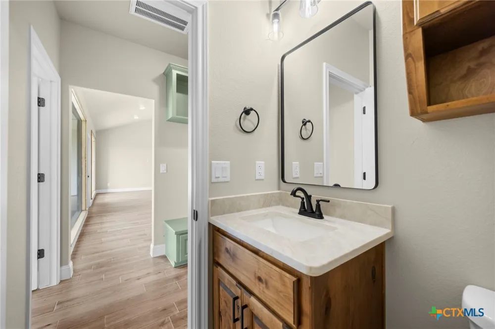 107 PR 711 Lott, TX 76656