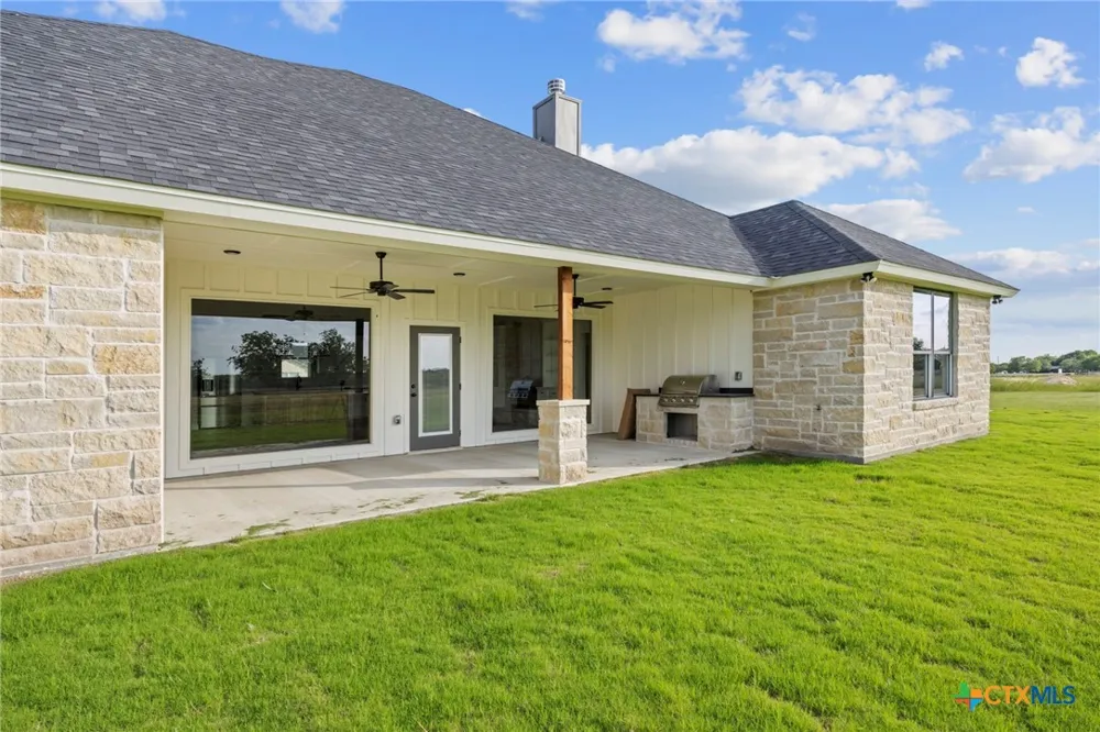 107 PR 711 Lott, TX 76656