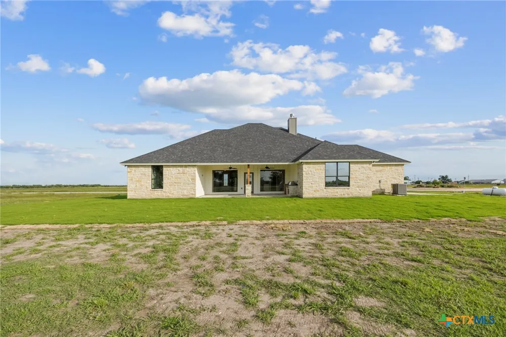 107 PR 711 Lott, TX 76656