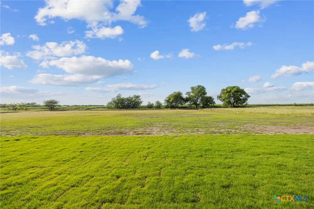 107 PR 711 Lott, TX 76656