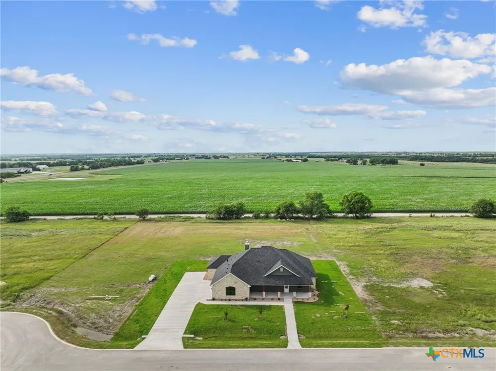 107 PR 711 Lott, TX 76656