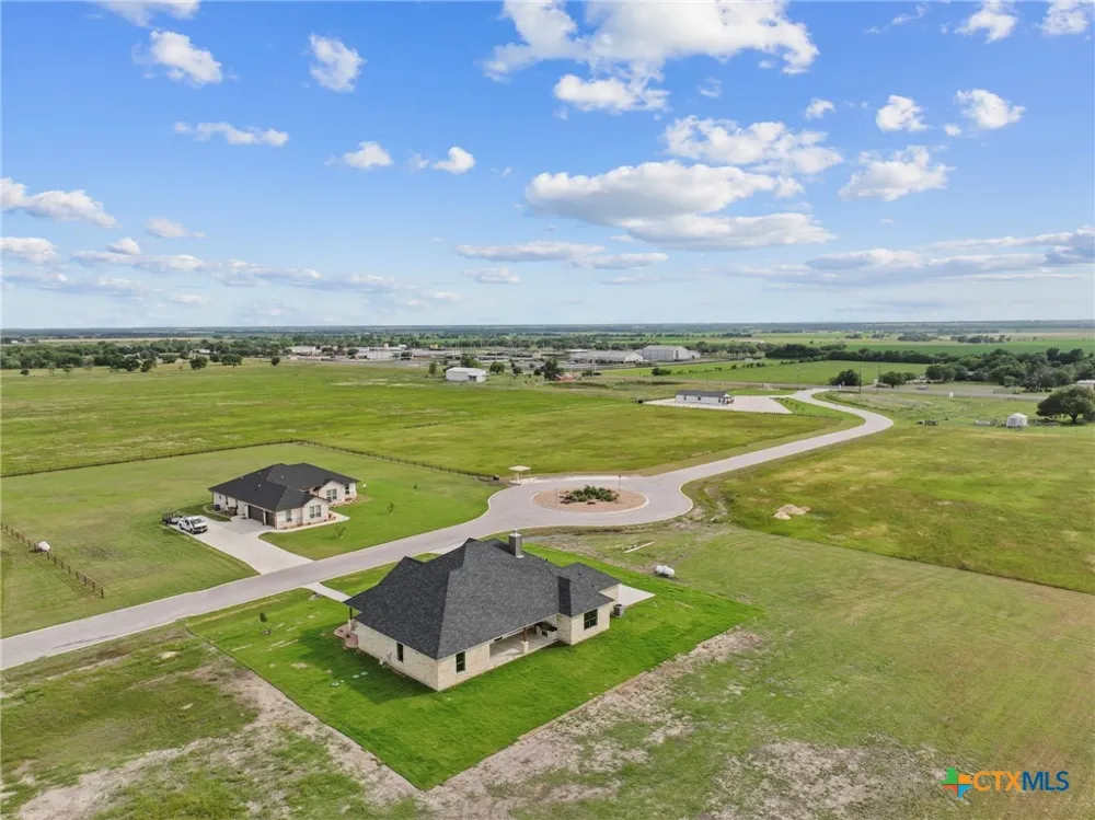 107 PR 711 Lott, TX 76656