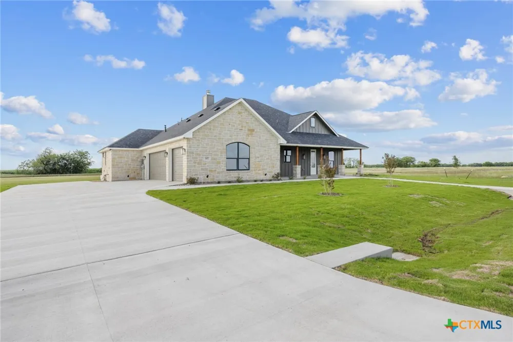 107 PR 711 Lott, TX 76656