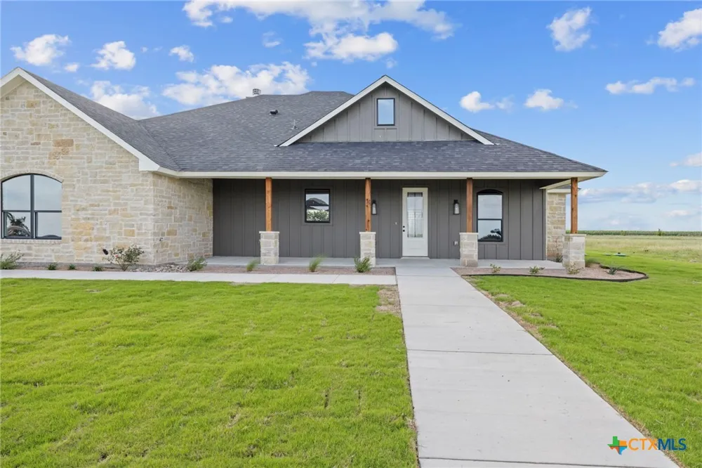 107 PR 711 Lott, TX 76656