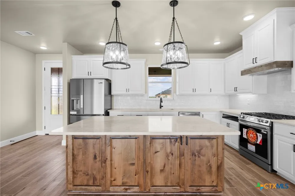 107 PR 711 Lott, TX 76656