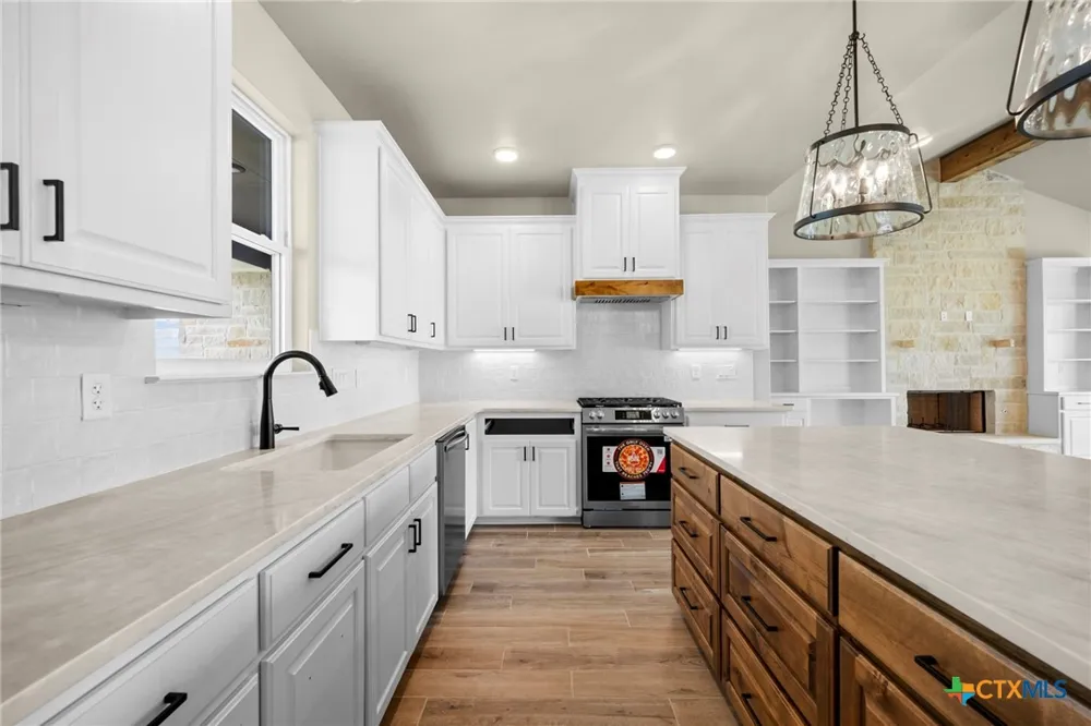 107 PR 711 Lott, TX 76656