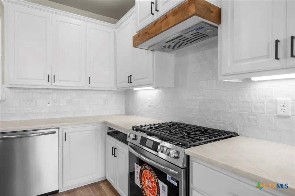 107 PR 711 Lott, TX 76656