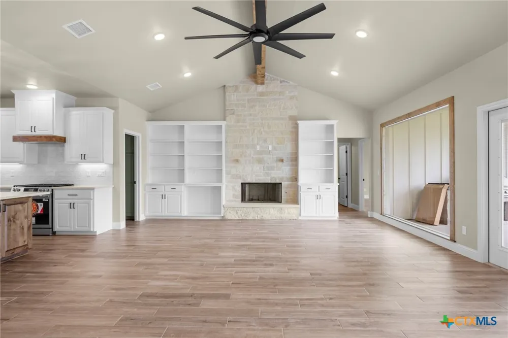 107 PR 711 Lott, TX 76656