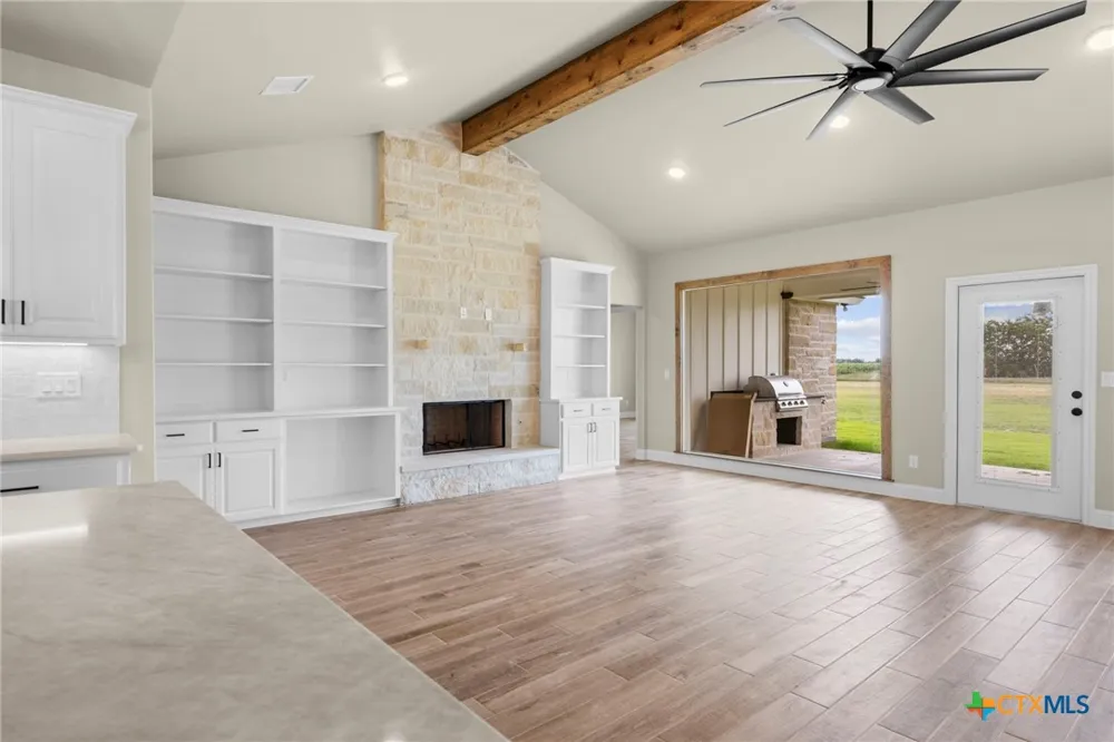 107 PR 711 Lott, TX 76656