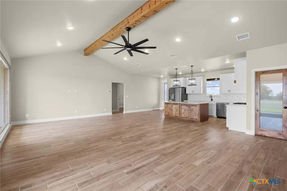 107 PR 711 Lott, TX 76656