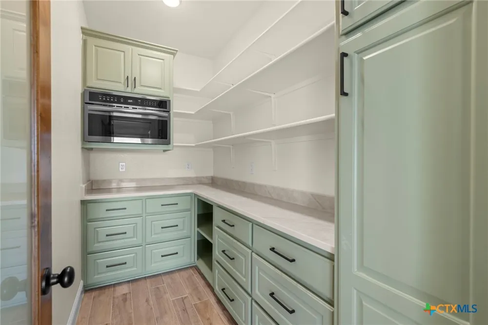107 PR 711 Lott, TX 76656