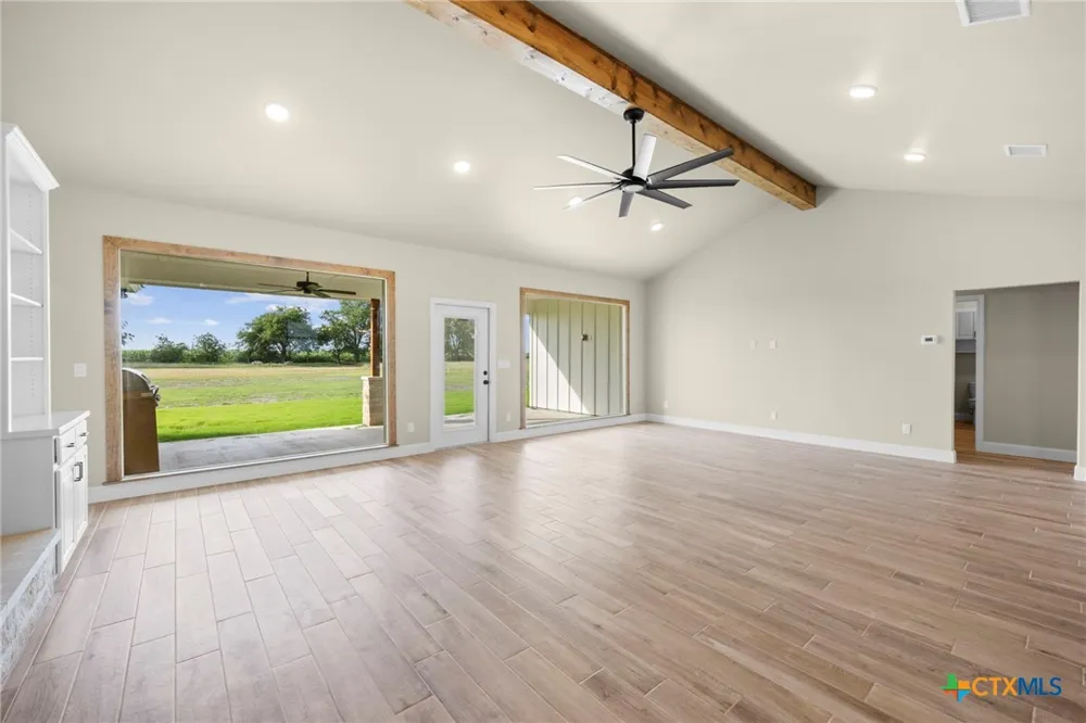 107 PR 711 Lott, TX 76656