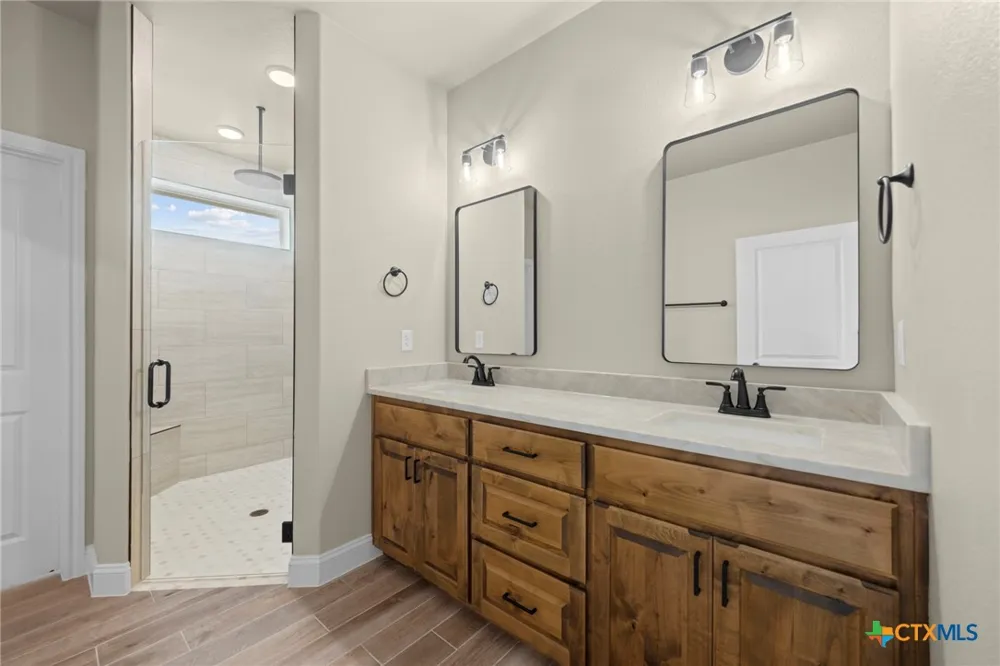107 PR 711 Lott, TX 76656