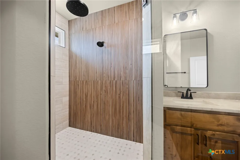 107 PR 711 Lott, TX 76656