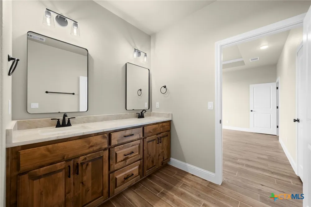107 PR 711 Lott, TX 76656