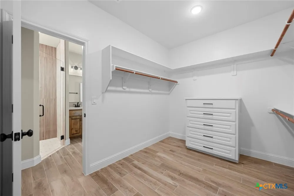 107 PR 711 Lott, TX 76656