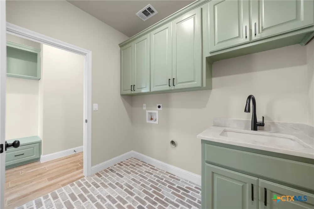 107 PR 711 Lott, TX 76656