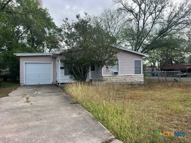209 Highland Street Yoakum, TX 77995