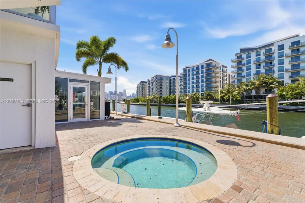 1090 NW N River Dr #404 Miami, FL 33136