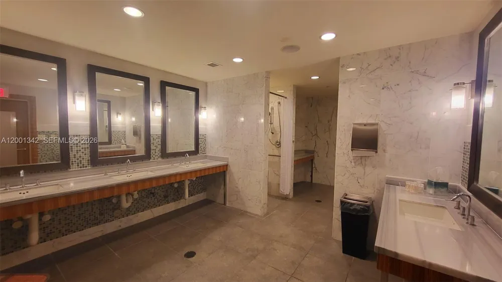 253 NE 2nd St #1004 Miami, FL 33132